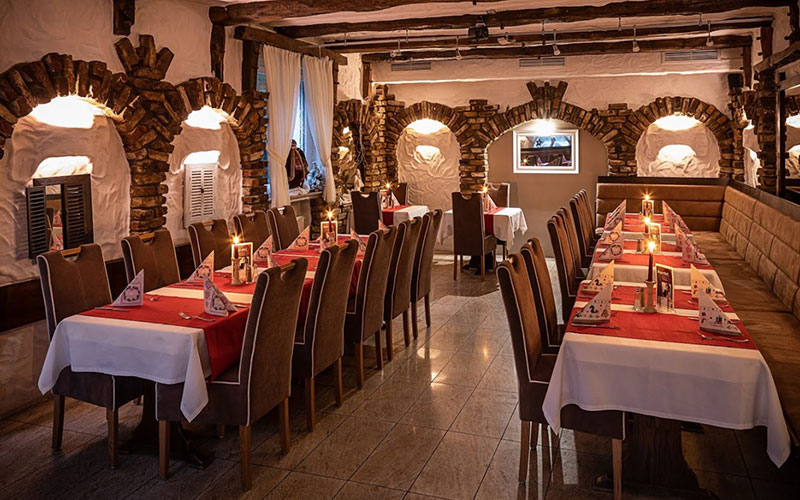 Hotel & Restaurant Jägerhof in Kerpen - Restaurant, Speisesaal, gedeckte Tafel